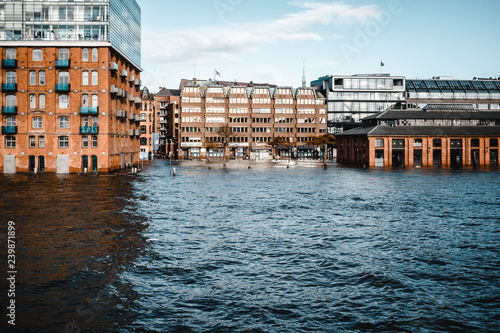 Foto Hohe Flut am Fischmarkt. Hamburg, Hochwasser
