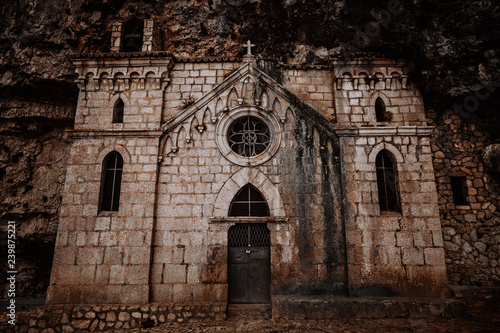 Italien - Die Kirche im Fels