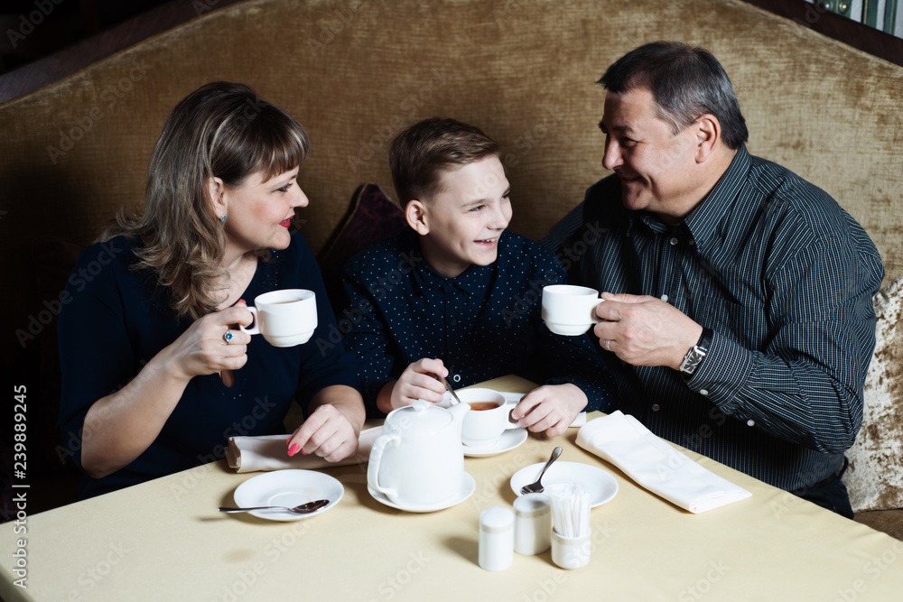 Взрослый сын пьет. Чаепитие с мамой. Семья пьет чай за столом. Фотосессия чаепитие с сыном. Мама и папа пьют чай.