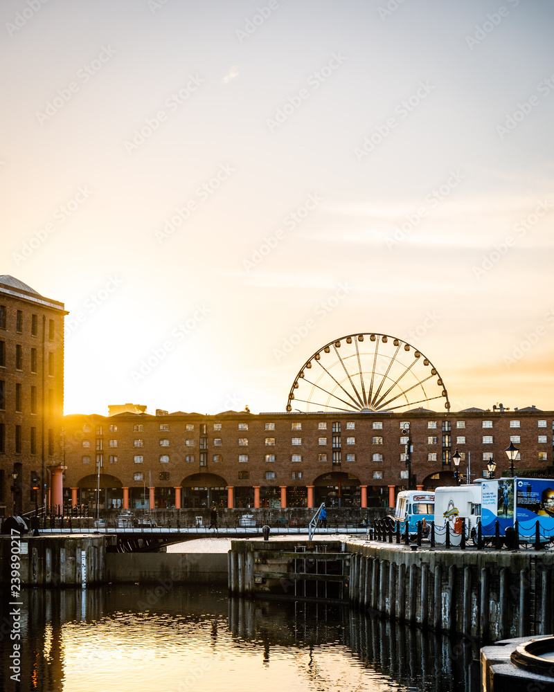 Φωτογραφία Royal Albert Dock and a Ferris Wheel in the Background in Liverpool, United King