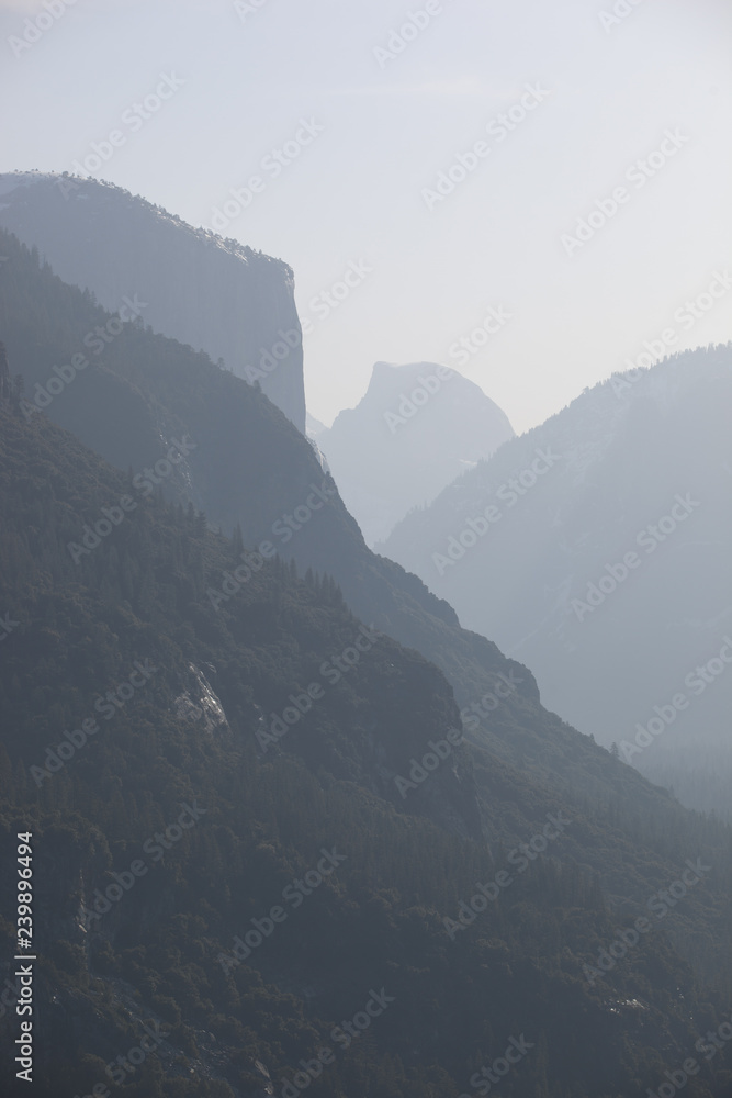 Obraz premium Yosemite Valley under fog cover in the early morning mist, Yosemite National Park
