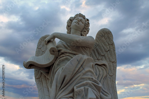 weiße Marmor-Engelsstatue auf Zypern, vor einem dramatischen Wolkenhimmel