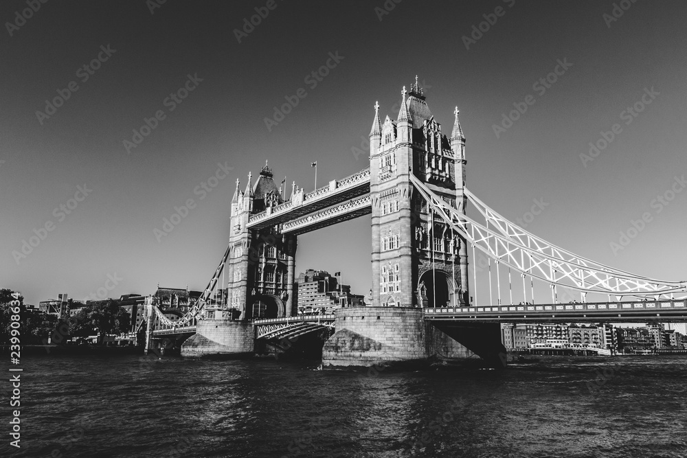 tower bridge in london in black and white
