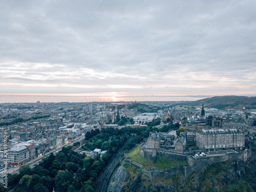 Edinburgh with the Edinburgh Castle in the foreground