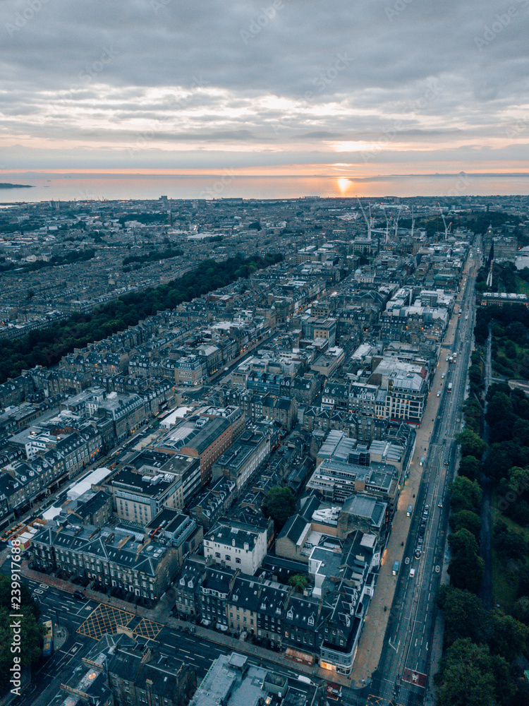 Fototapeta premium aerial shot of Edinburgh, Scotland in the morning