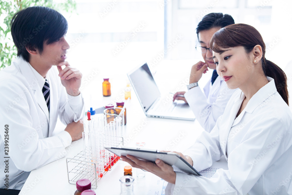 Fototapeta premium 実験結果の用紙をよく見ている男性研究員