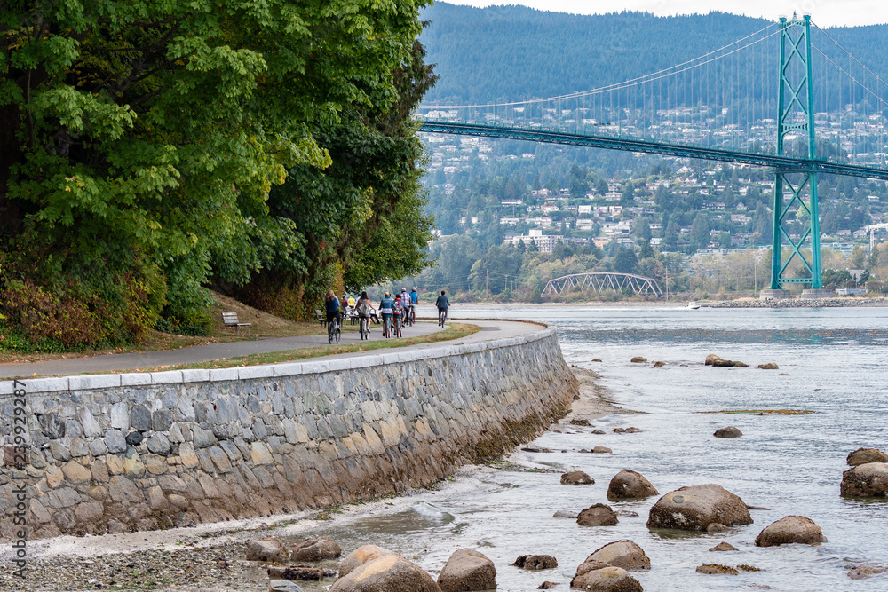 Obraz premium Along the seawall in Stanley Park, downtown Vancouver, with Lions Gate Bridge in the background.