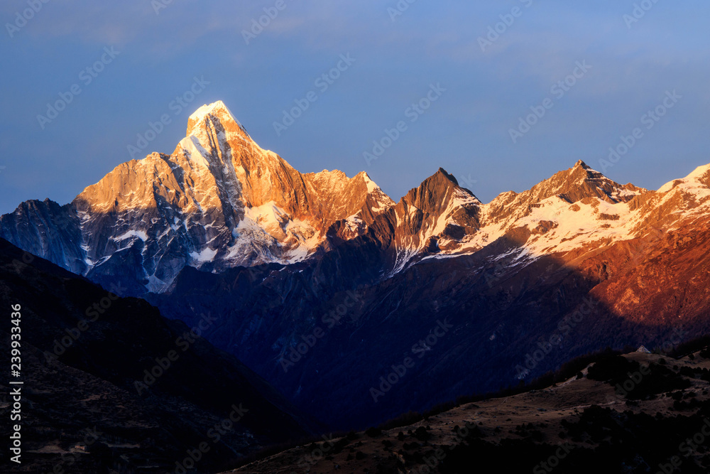 蜀山之后四姑娘山日照金山