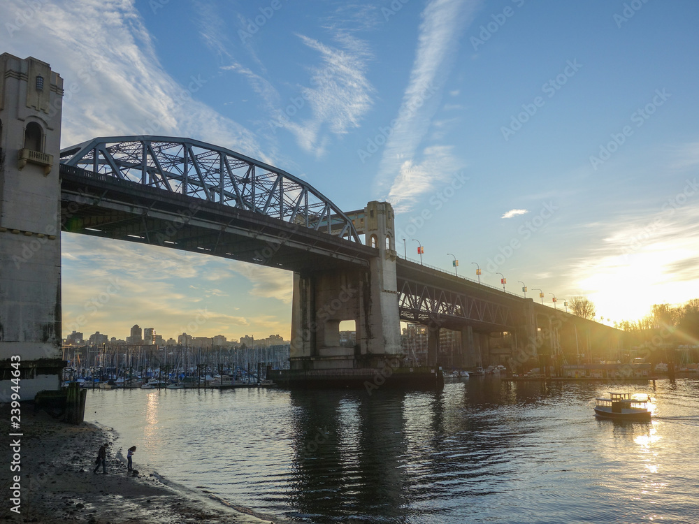 カナダの都市バンクーバーにかかる橋から見る美しい朝の空と海