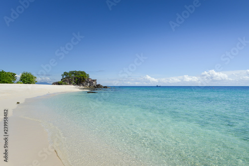 Fototapeta Naklejka Na Ścianę i Meble -  Beautiful of seascape with blue sky and water sea in Lipe Thailand