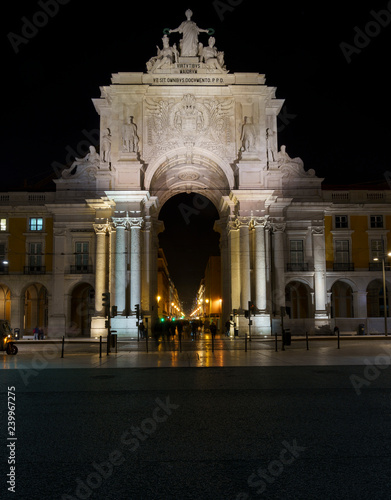 Triumphbogen Arco da Rua Augusta und Praça do Comércio in der Baixa von Lissabon, Portugal