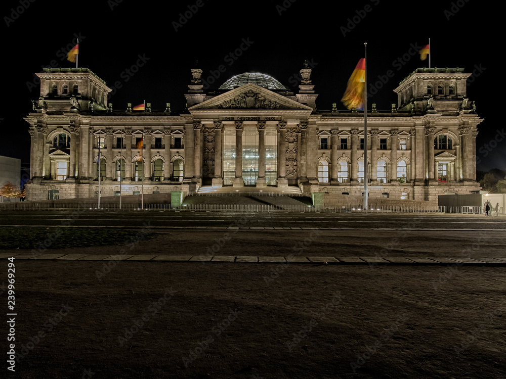 Reichstagsgebäude in Berlin bei Nacht schwarz weiß