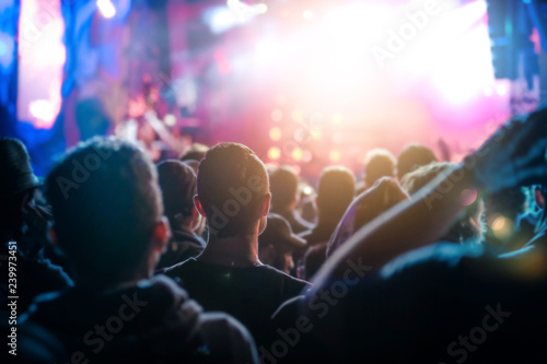 concert musique foule public scène éclairage lumière spot reflet rock techno sortir culture fête