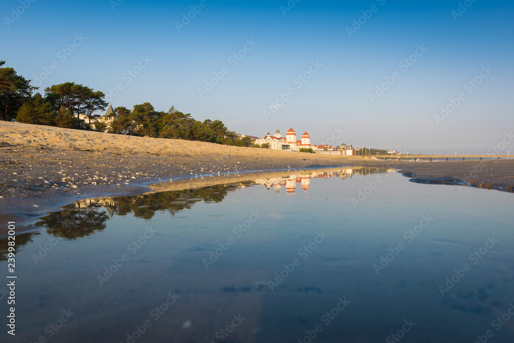 Kurhaus in Binz auf Insel Rügen im Sonnenaufgang Kurhaus in Binz auf Insel Rügen im Sonnenaufgang