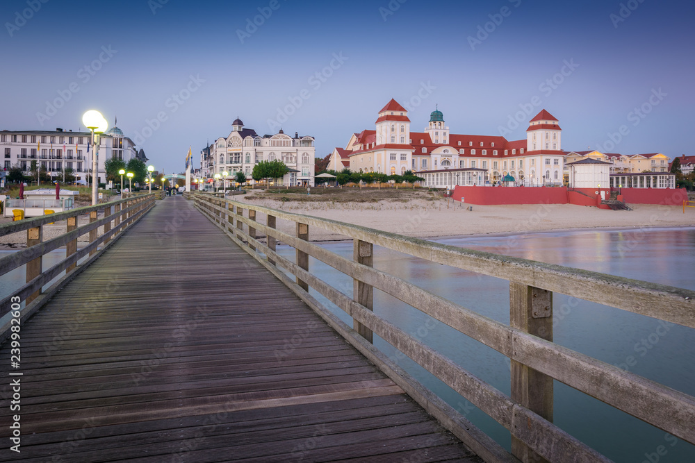 Seebrücke in Binz mit Kurhaus und Strand am Morgen
