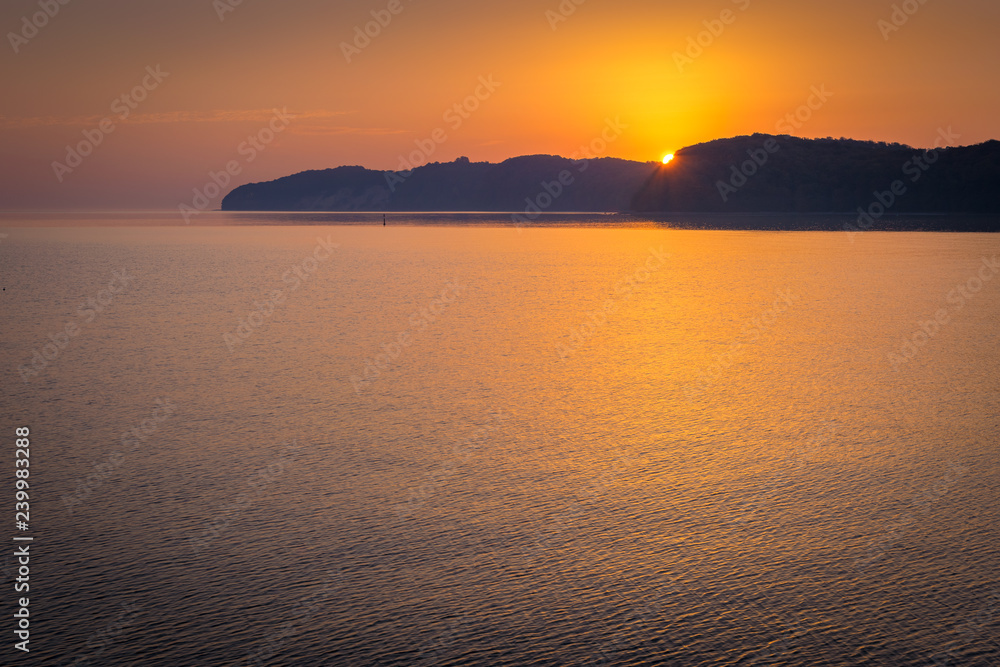 Fototapeta premium Sonnenaufgang an der Küste von Binz auf Rügen
