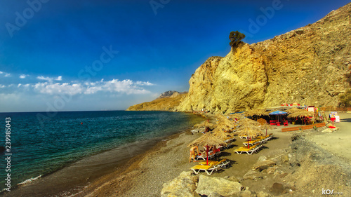 La plage de Therma loutre avec ses falaises