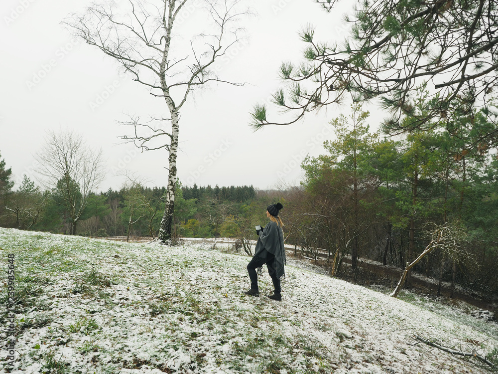 Winterspaziergang - Frau trinkt Tee Winterspaziergang - Frau trinkt Tee