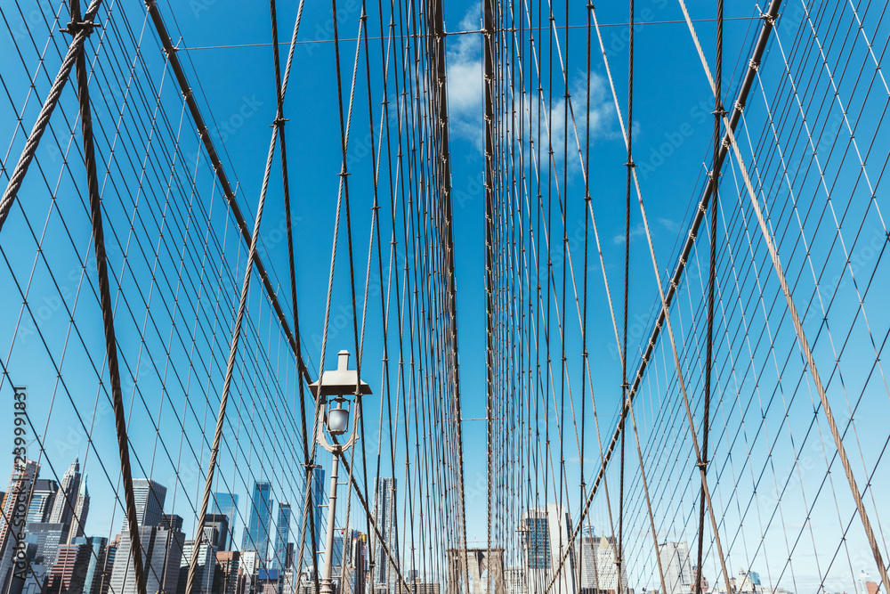 Obraz premium brooklyn bridge on blue sky and manhattan on background, new york, usa