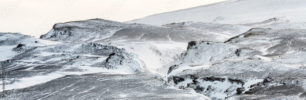 Berge auf Island im Winter bei landvegur