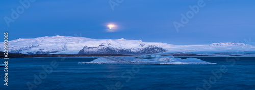 Gletscher und Gletschersee J  kuls  rl  n in Island - Sonnenaufgang mit Mond