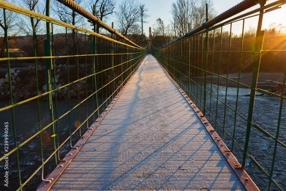 Obraz premium Suspension bridge in the autumn morning