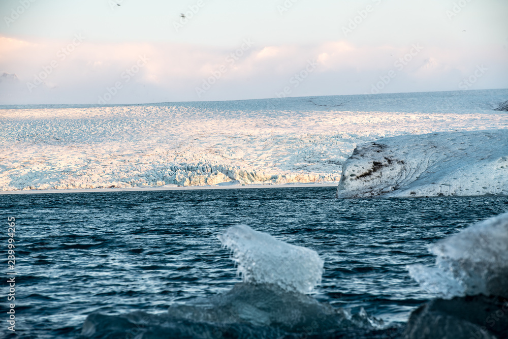 Gletscher und Gletschersee Jökulsárlón in Island - Sonnenaufgang