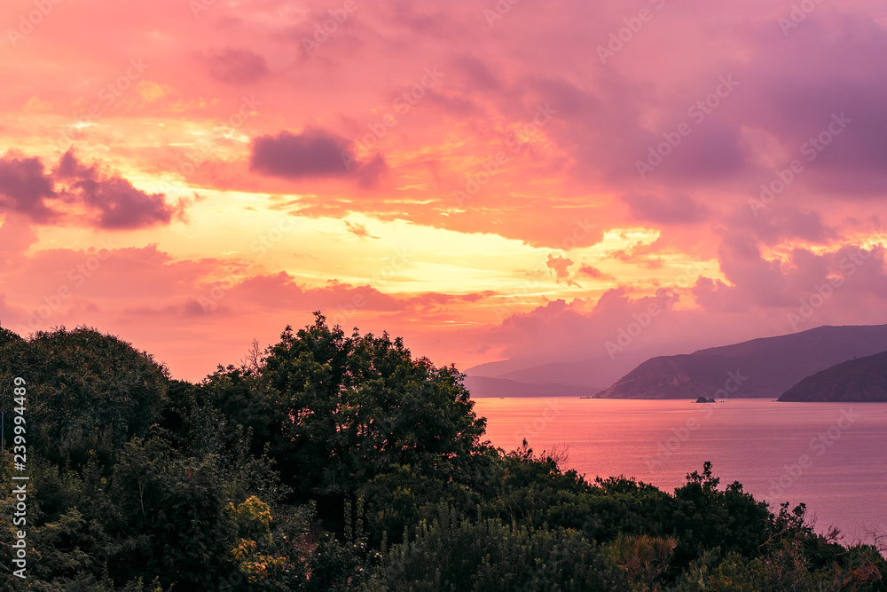 Obraz premium Beautiful purple sunset on Elba Island. Tuscany, Italy