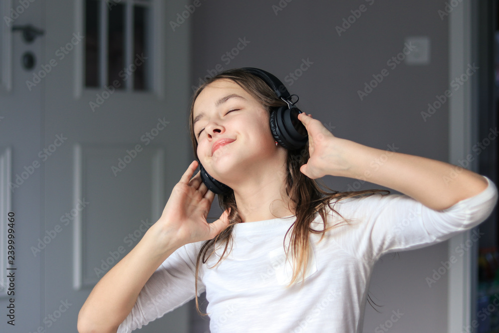 Наушники для девушек. I really enjoyed listening. Парень в наушниках. Женщина с наушниками. Человек в наушниках.