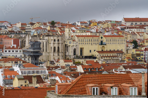 Blick auf Lissabon von einer Aussichtsterasse im Lissaboner Stadtteil Mouraria, Lissabon, Portugal