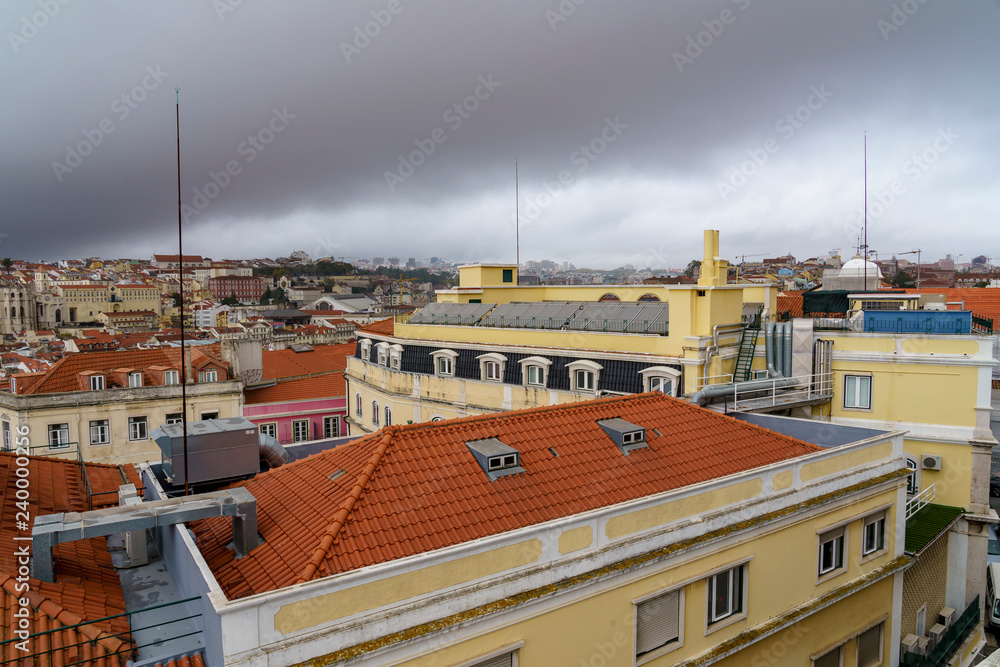 Blick auf Lissabon von einer Aussichtsterasse im Lissaboner Stadtteil Mouraria, Lissabon,  Portugal