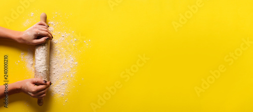 Photo Baking flat lay with rolling pin, flour on yellow paper background
