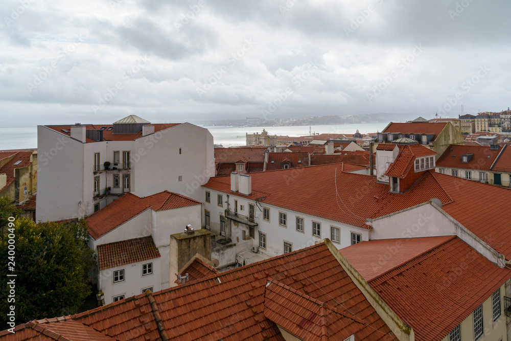 Fototapeta premium Blick auf Lissabon von einer Aussichtsterasse im Lissaboner Stadtteil Mouraria, Lissabon, Portugal
