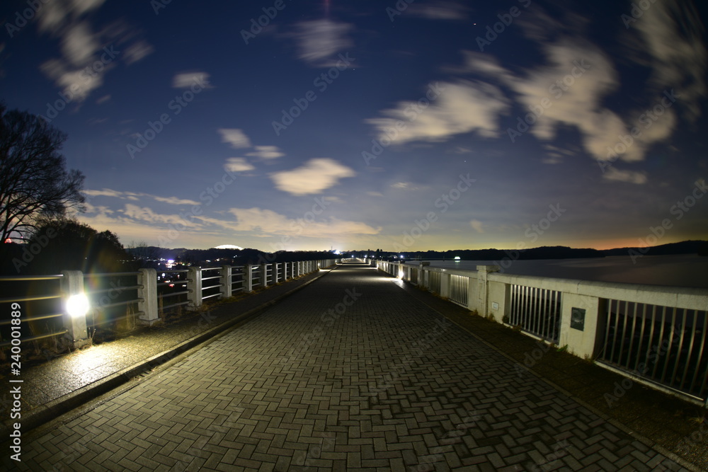 狭山湖堤防と夜空