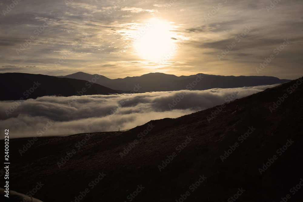 Obraz premium amaneciendo en el mar de nubes