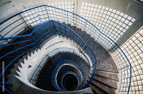 Photo Beautiful and hypnotic spiral convoluted staircase, wide angle