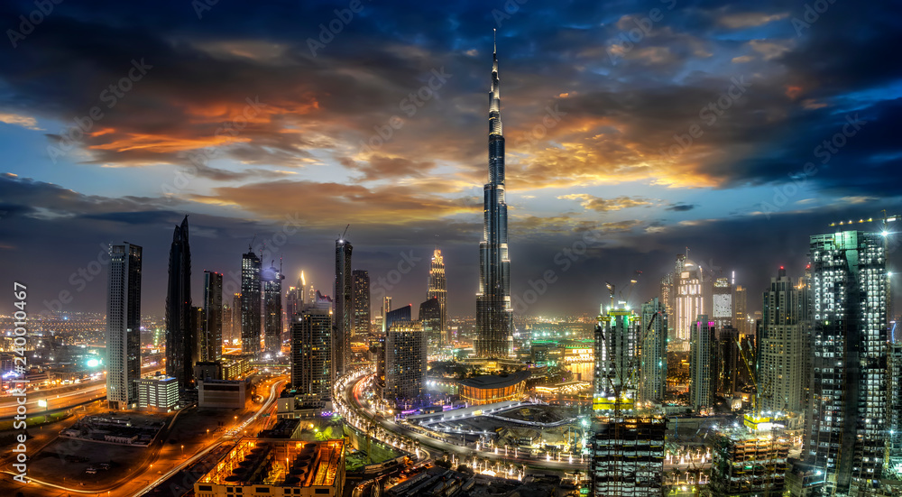 Blick auf die Business Bay in Dubai mit den modernen Wolkenkratzern bei Sonnenaufgang