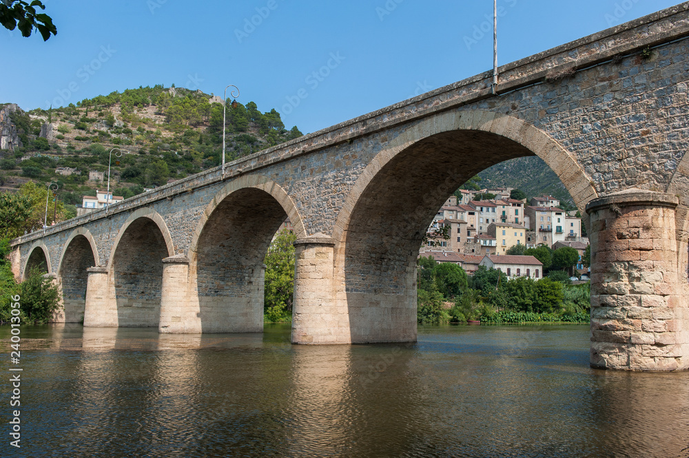 Brücke über die Orb bei Roquebrun in Südfrankreich