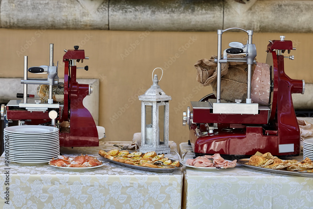 prosciutto e mortadella affettati al momento Stock Photo Adobe Stock