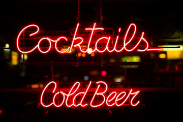 Sierkussen Bar Vintage neonbord cocktails en bier  © BGStock72