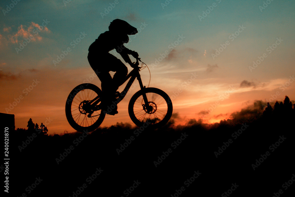 Obraz premium Saltando en bicicleta al atardecer