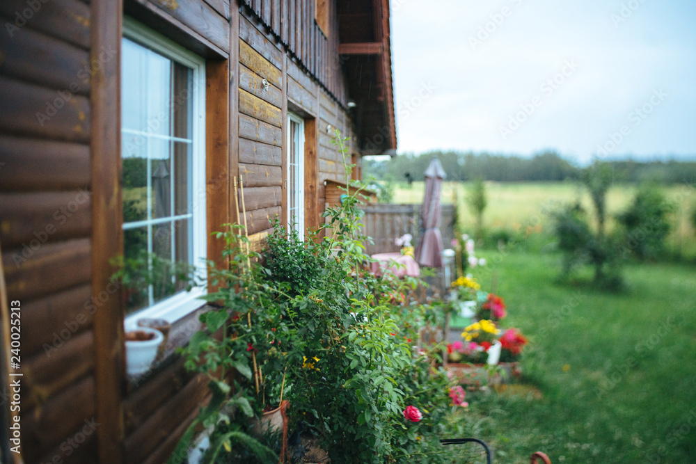 Φωτογραφία Rural home in rain