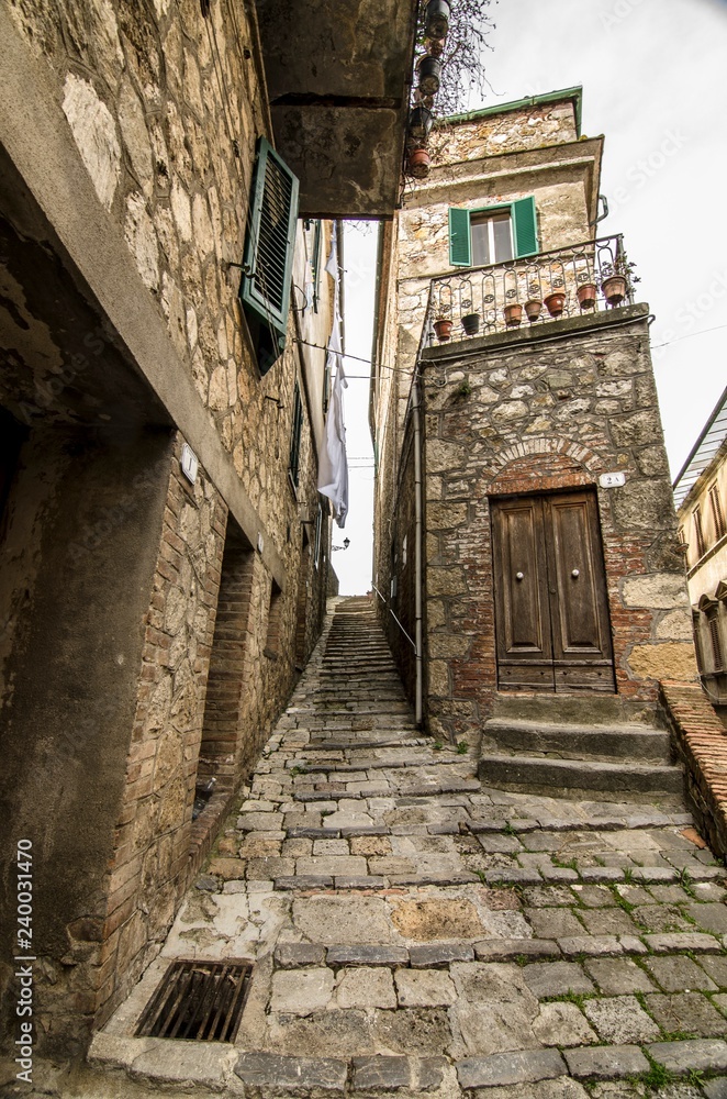 Antico e caratteristico vicolo medievale (Chiusdino, Italia)
