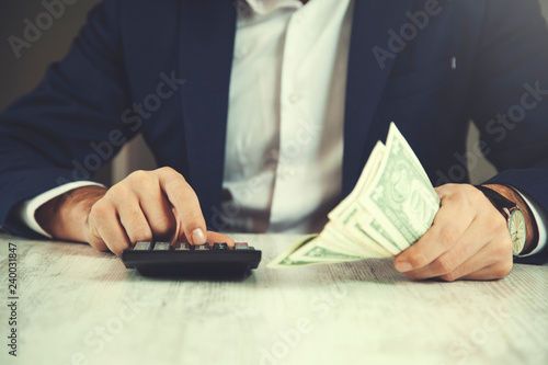 man hand money with calculator