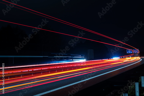 Verkehr auf einer deutschen Autobahn bei Nacht