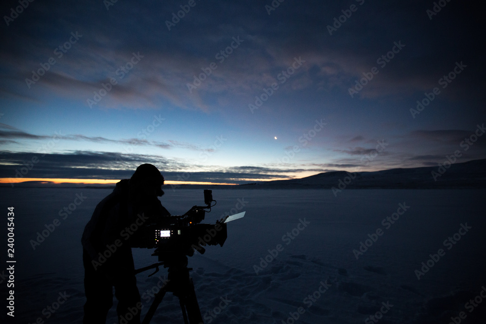 Obraz premium Silhouette of people who filming sunset in desert of Siberia.