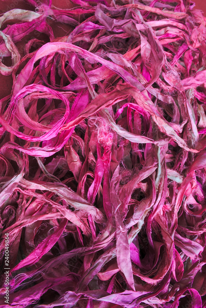 Fond de rubans de soie rose. Texture. Prise de vue rapprochée, macrophotographie.