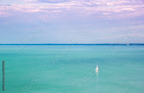 Foto Traumhafte Seelandschaft mit einem Segelboot