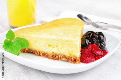 Obraz na płótnie Cheese cake on wooden background w salonie