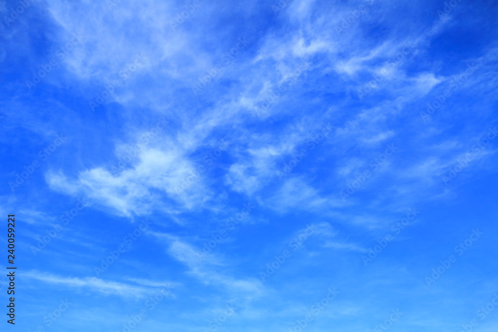 Obraz premium Wczesnym latem letnie chmury chmury